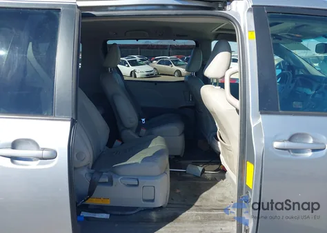 2011 Toyota Sienna Xle z USA, uszkodzony, nr VIN 5TDDK3DC5BS009990